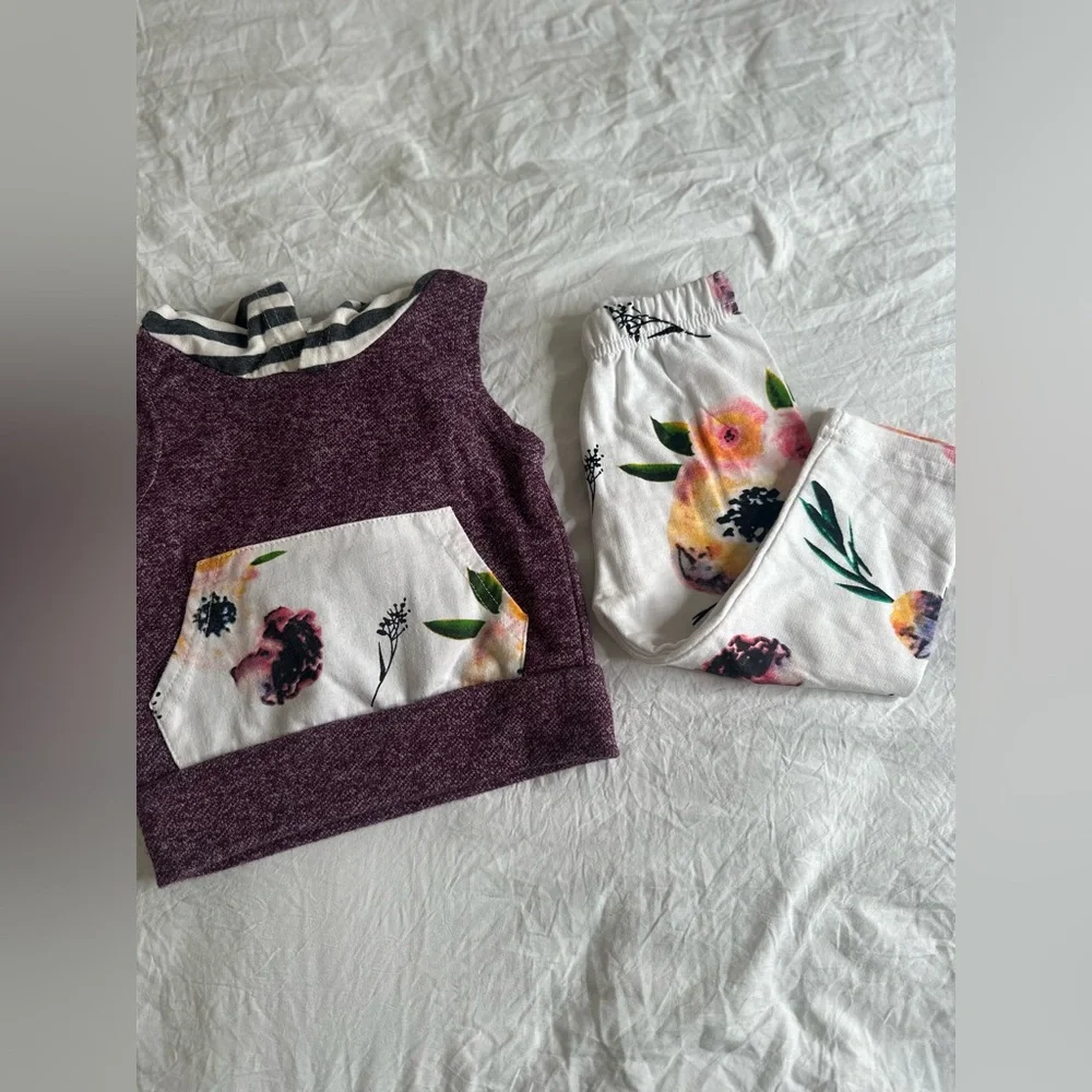 Set of hooded sleeveless sweatshirt and pants size 6-12 months